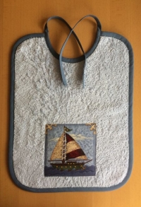Binde-Lätzchen mit aufgenähtem Segelschiff