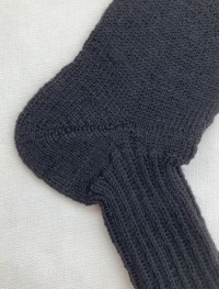 27a_handgestrickte_socken_schwarz_ferse