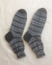 30_handgestrickte_Socken_in_grautoenen-1
