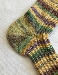 42_handgestrickte_socken_maisgelb_ferse