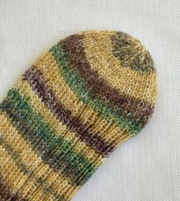 42_handgestrickte_socken_maisgelb_spitze