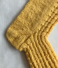 45_handgesrrickte_socken_gelb_ferse