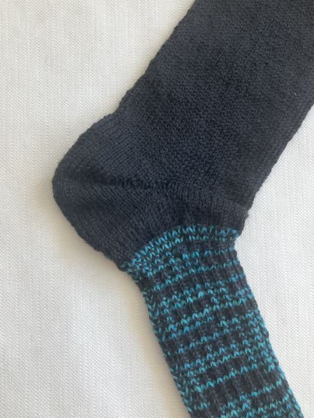 70 handgestrickte socken schwarz tuerkis ferse Gr. 42-43