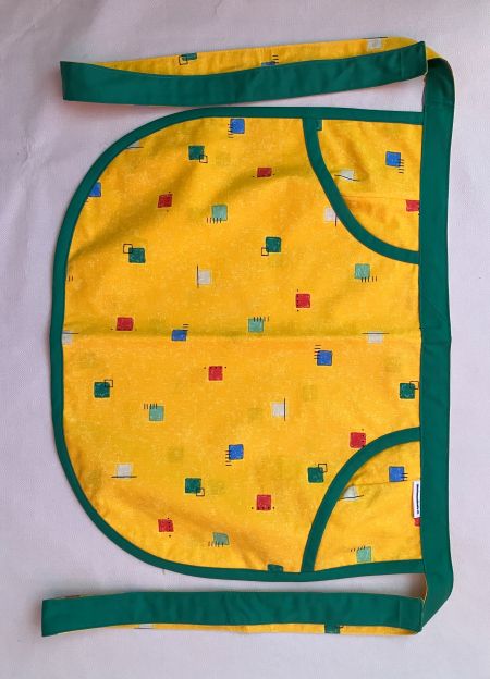 chlaemmerlisack_gelb_mit_bunten_quadraten_baendel_gruen