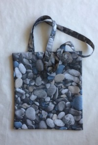 einfache_tasche_mit_langen_baendeln_steine-1