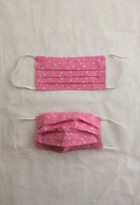 gesichtsmasken_rosa_mit_farbigen_punkten-1