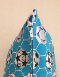 kuschelkissen_fussballstoff_reissverschluss