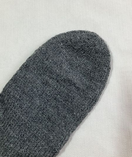 57_handgestrickte_socken_grau_spitze