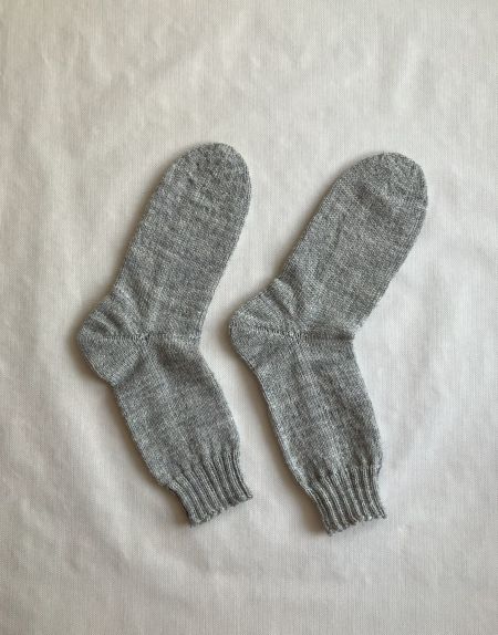 handgestrickte socken hellgrau-meliert